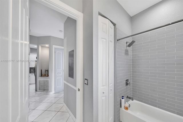 8908 NW 40th St, Coral Springs, FL 33065