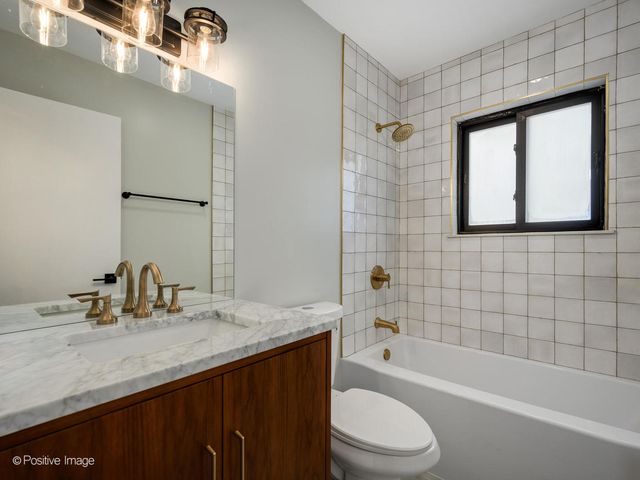 1S220 Holyoke Lane, Villa Park, IL 60181