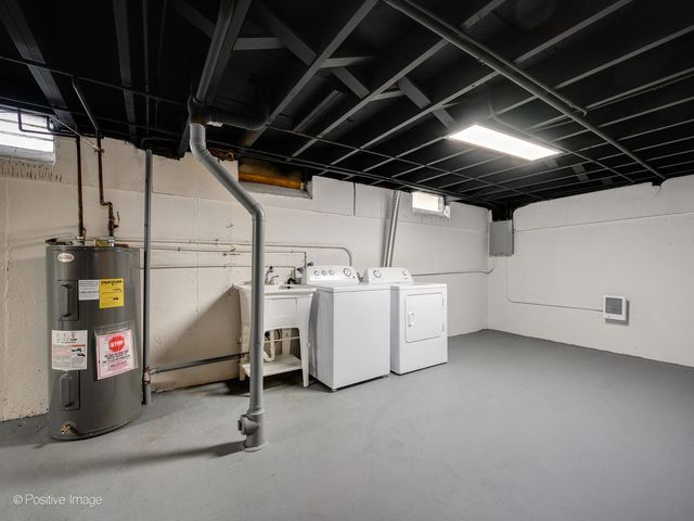 1S220 Holyoke Lane, Villa Park, IL 60181