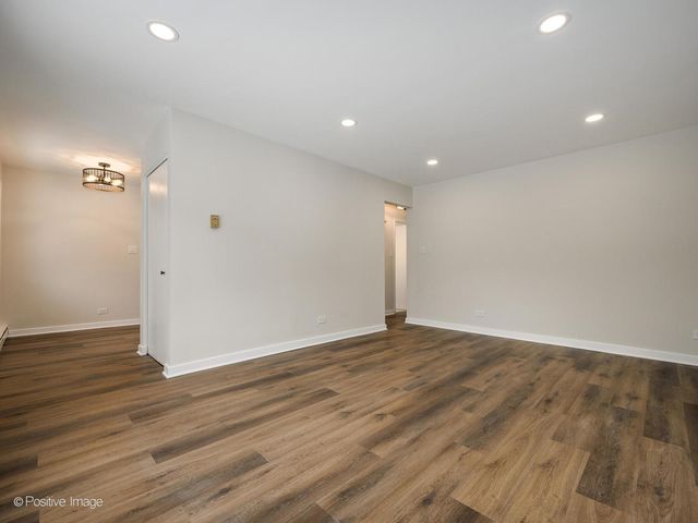 1S220 Holyoke Lane, Villa Park, IL 60181