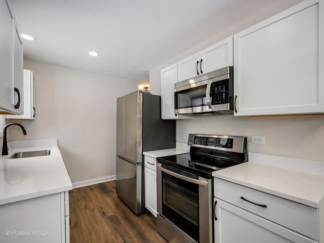 1S220 Holyoke Lane, Villa Park, IL 60181