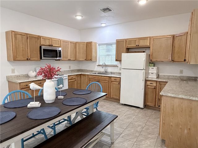 803 Hardee St, Rockport, TX 78382