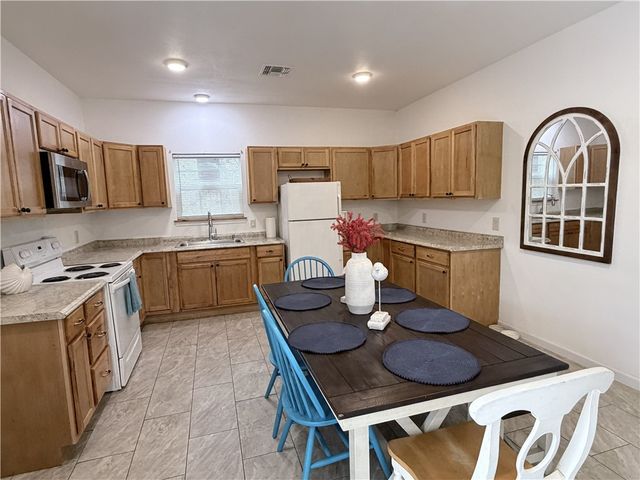 803 Hardee St, Rockport, TX 78382