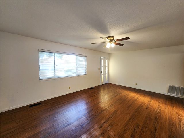 2006 S 16Th, Rogers, AR 72758