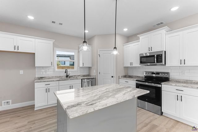 238 Beau Claire Circle, Byron, GA 31008
