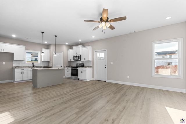 238 Beau Claire Circle, Byron, GA 31008