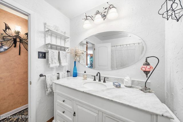 6218 Applegate Ln, Louisville, KY 40219