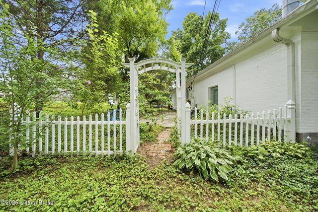 6218 Applegate Ln, Louisville, KY 40219