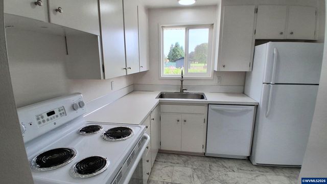 2049 W Hayes St, Woodburn, OR 97071