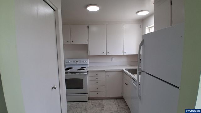 2049 W Hayes St, Woodburn, OR 97071