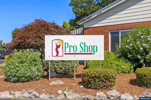 2049 W Hayes St, Woodburn, OR 97071