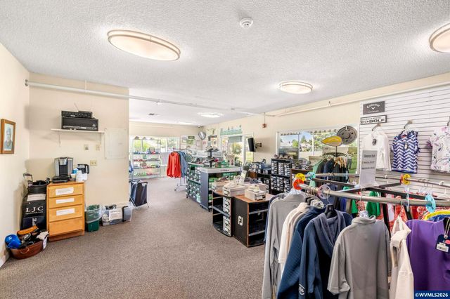 2049 W Hayes St, Woodburn, OR 97071