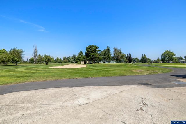 2049 W Hayes St, Woodburn, OR 97071