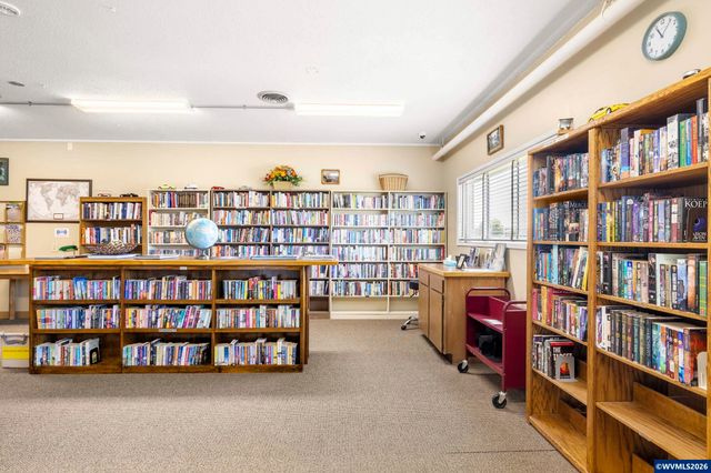 2049 W Hayes St, Woodburn, OR 97071
