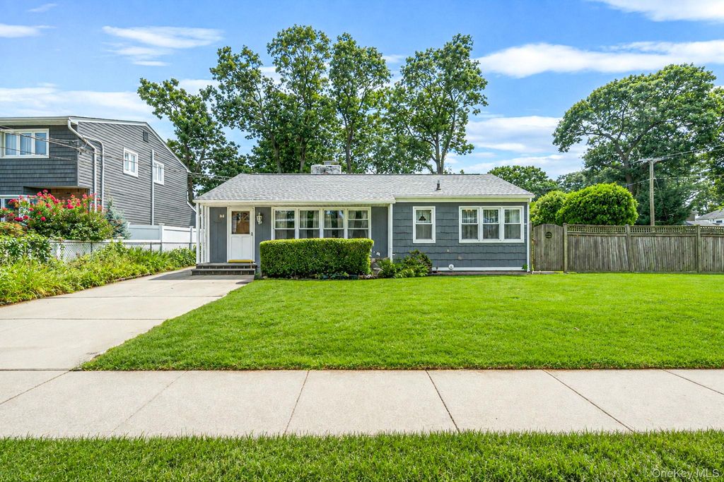 92 Parkhill Avenue, Massapequa, NY 11758 — exterior
