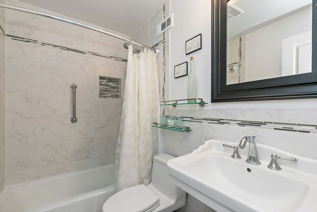 28360 Heritage Oak Road, Barrington, IL 60010