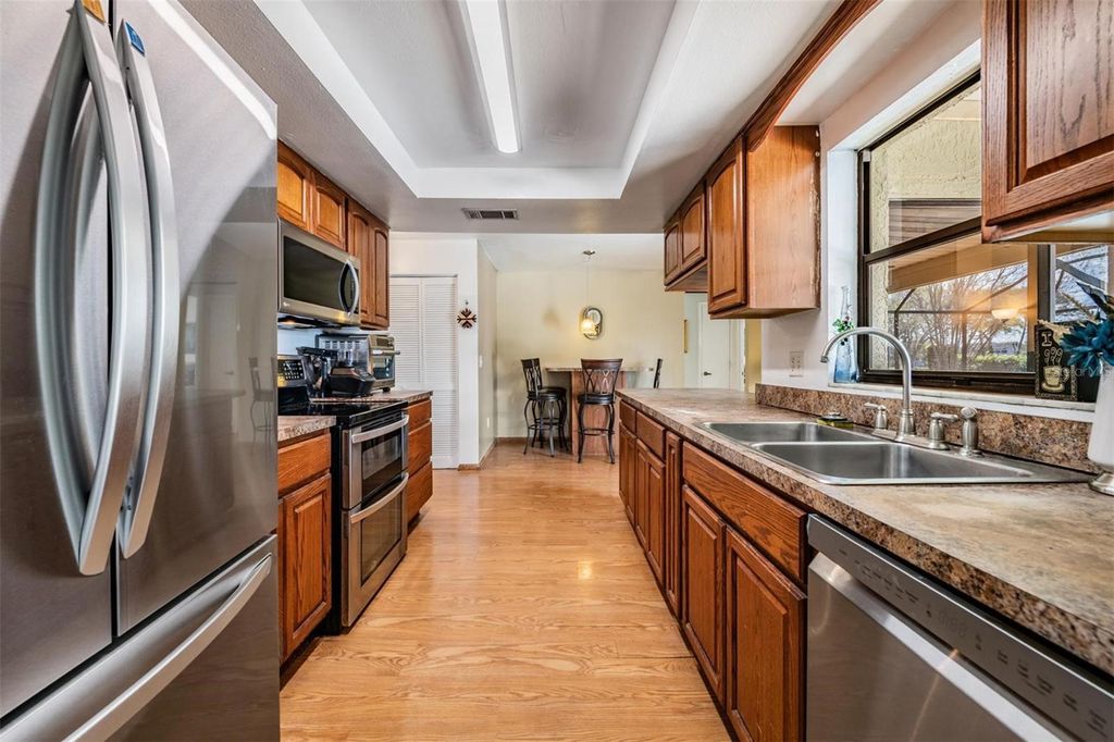 Image 10 of property listing at 1610 SANDERLING COURT, Brandon, FL 33511