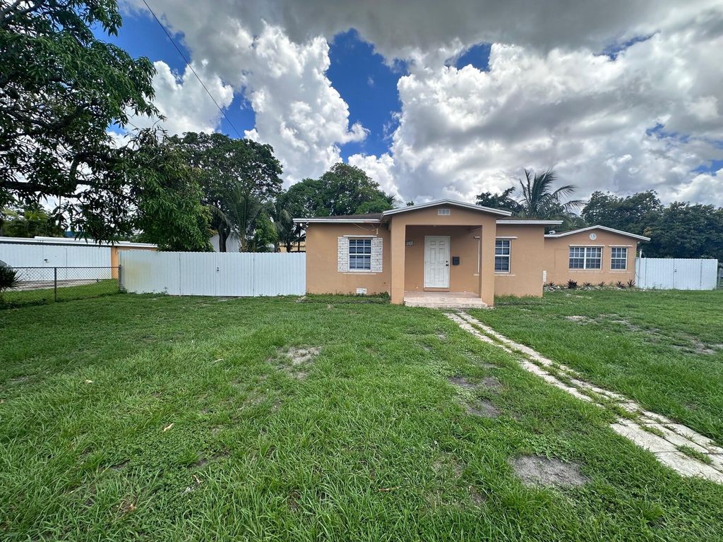 5640 Tyler Street, Hollywood, FL 33021