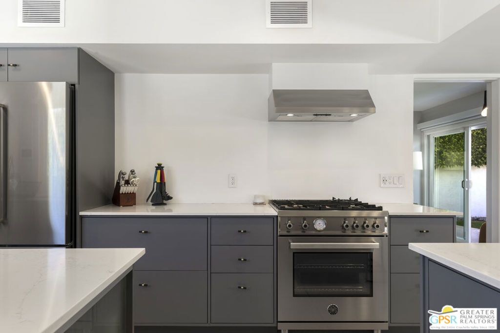 Image 14 of property listing at 1061 S Sagebrush Road, Palm Springs, CA 92264