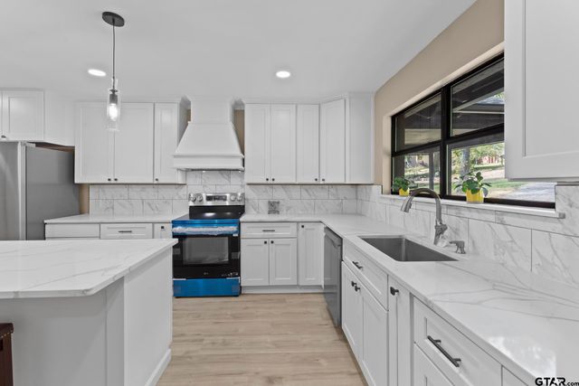 1225 Chateau Ln, Hideaway, TX 75771