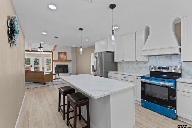 1225 Chateau Ln, Hideaway, TX 75771