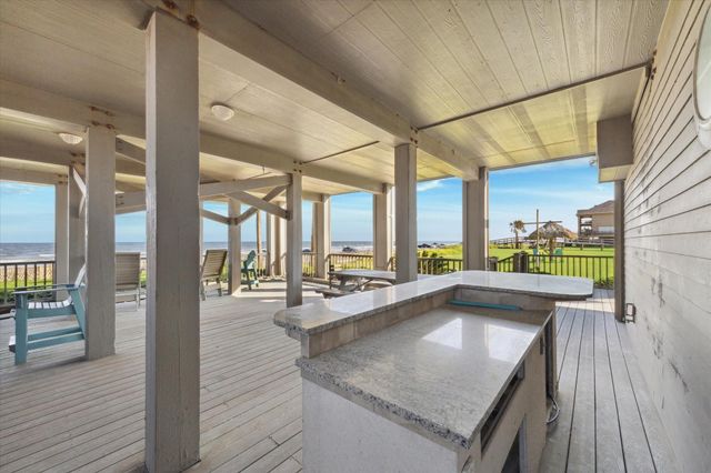 1 Blue Heron Cir Drive, Jamaica Beach, TX 77554