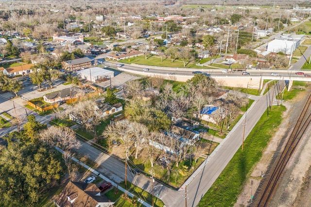 1605 Walnut Avenue, Rosenberg, TX 77471