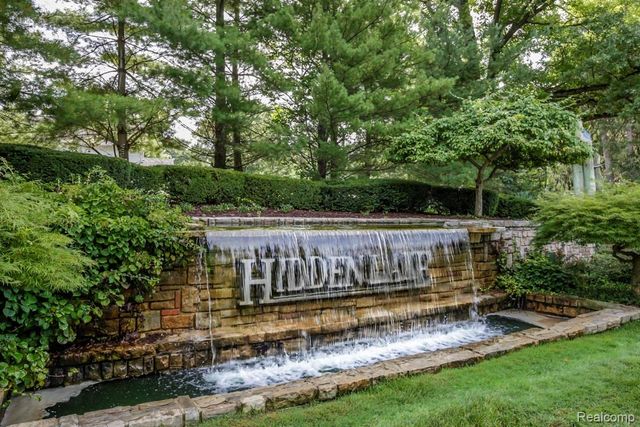 9010 Hidden Court W, Green Oak Township, MI 48178