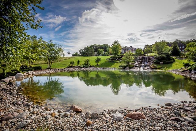 9010 Hidden Court W, Green Oak Township, MI 48178