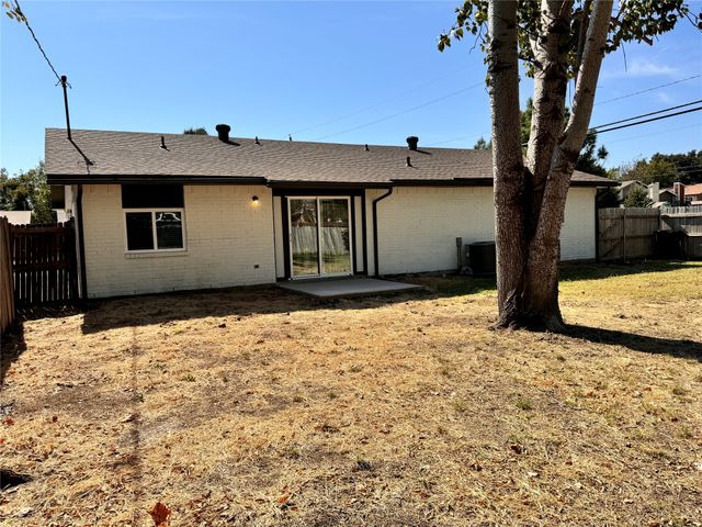 802 Las Palmas Drive, Grand Prairie, TX 75052