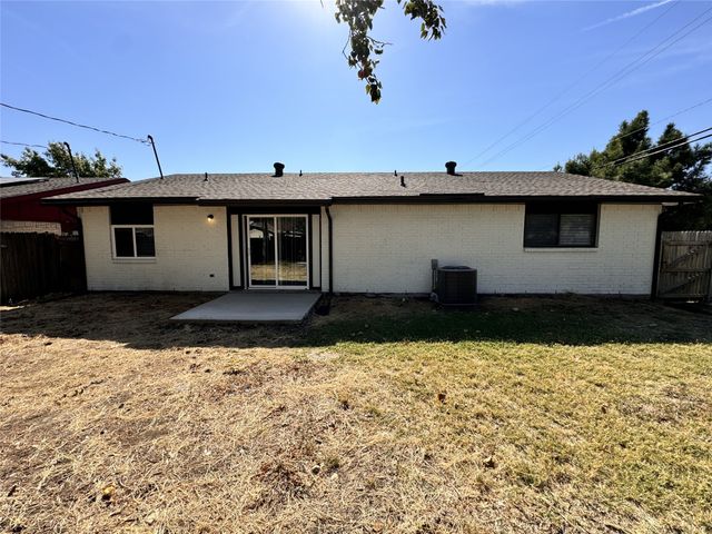 802 Las Palmas Drive, Grand Prairie, TX 75052