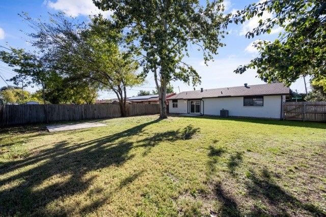 802 Las Palmas Drive, Grand Prairie, TX 75052