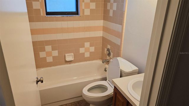 372 E BEACH STREET, Groveland, FL 34736