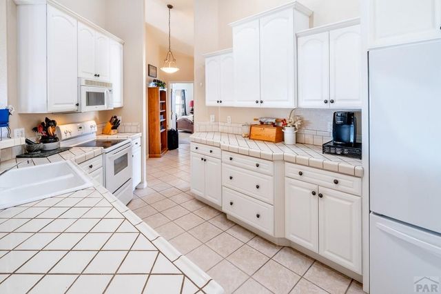 603 E Tanager Dr, Pueblo, CO 81007