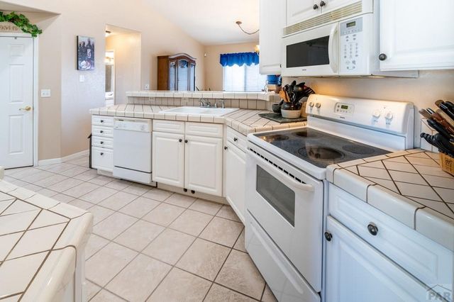 603 E Tanager Dr, Pueblo, CO 81007