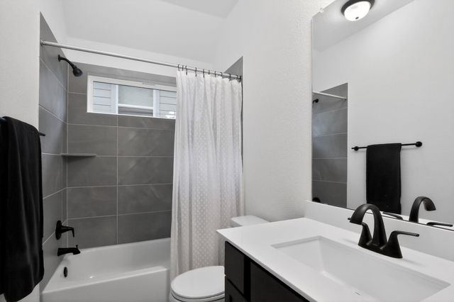 301 McMillian DR, Liberty Hill, TX 78642