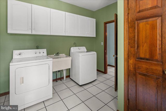 28 MEADOW LN, Pennington, NJ 08534