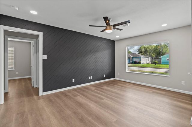 1006 S Shepherd Drive, Baytown, TX 77520