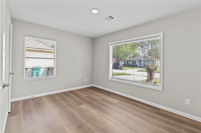 1006 S Shepherd Drive, Baytown, TX 77520