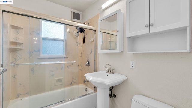 2457 Ramona St, Pinole, CA 94564