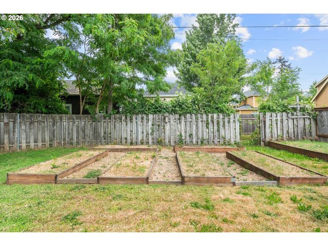 4933 N YALE St, Portland, OR 97203