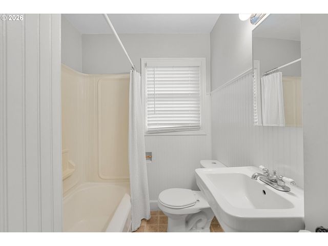 4933 N YALE St, Portland, OR 97203