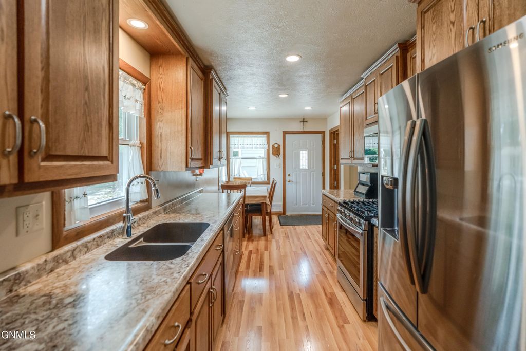 406 West Avenue F, Bismarck, ND 58501 photo 2