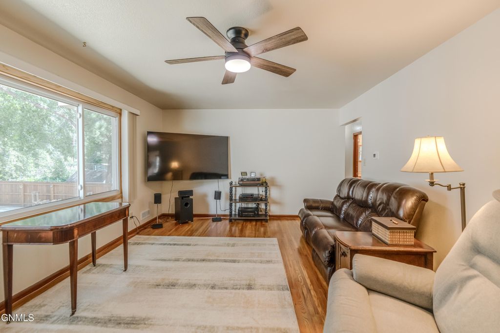 406 West Avenue F, Bismarck, ND 58501 photo 3