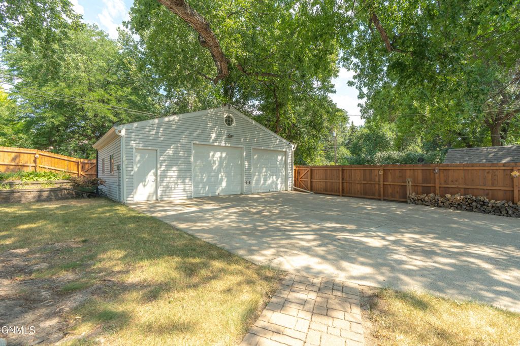406 West Avenue F, Bismarck, ND 58501 photo 4