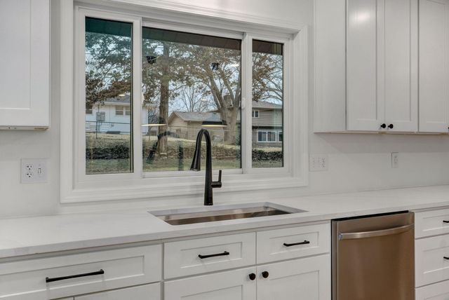 2145 E Shady Glen Drive, Springfield, MO 65804