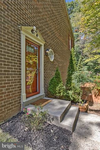 6401 OLD SCOTTS CT, Springfield, VA 22152