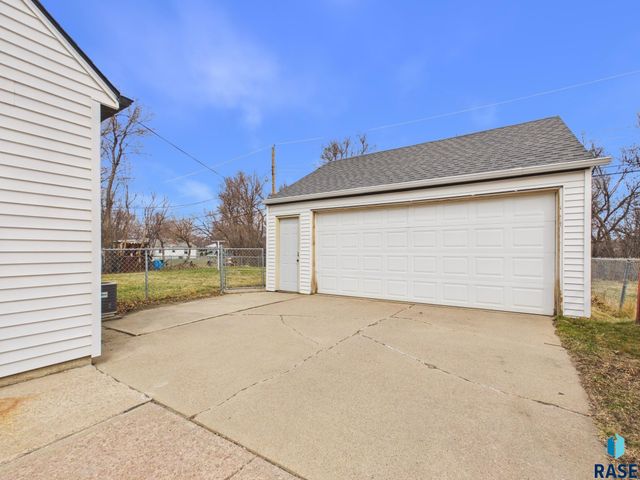 636 N Leadale Ave Avenue, Sioux Falls, SD 57103