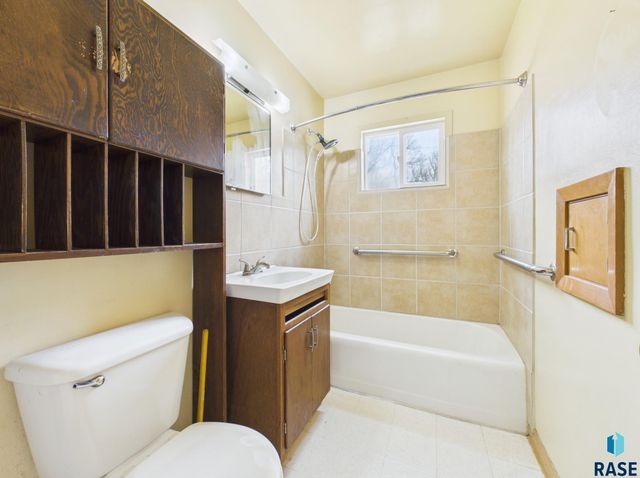 636 N Leadale Ave Avenue, Sioux Falls, SD 57103