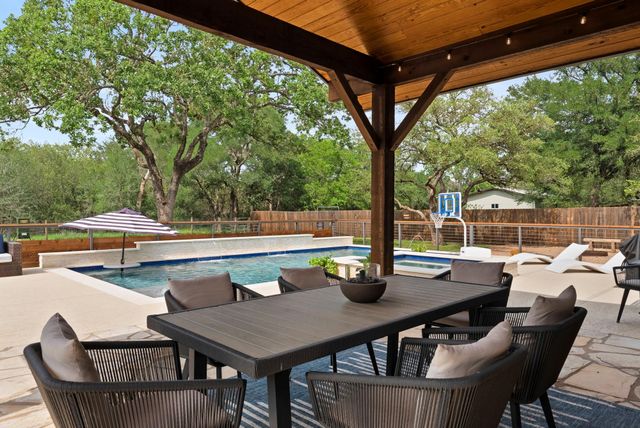 2802 Robin RD, Manchaca, TX 78652